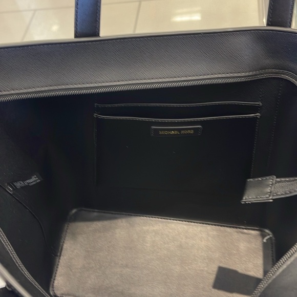 MICHAEL KORS
Pratt Large Tote Shoulder Bag
COLOR BLACK
NWT - Picture 6 of 16